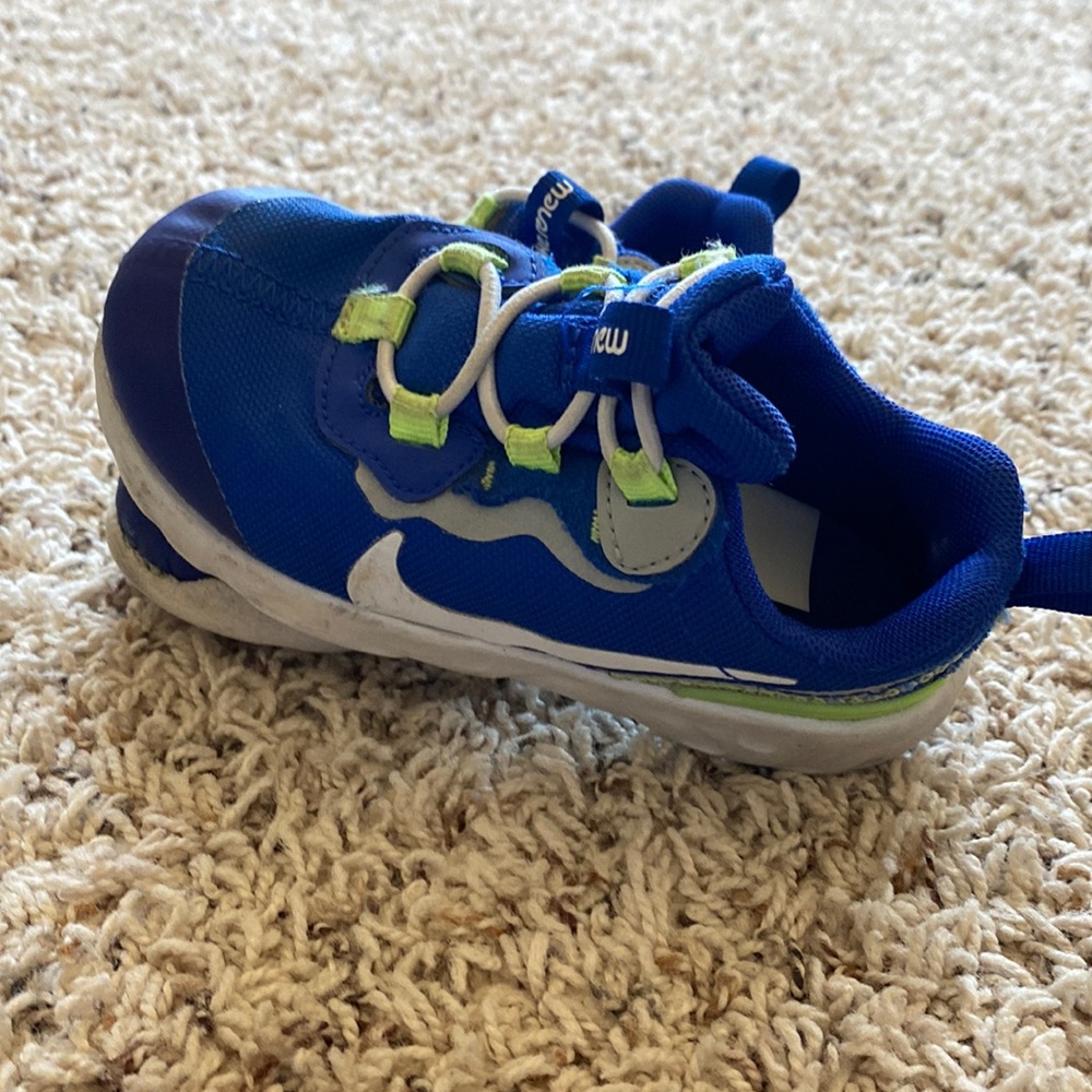 Toddler Nike tennis shoes size 7